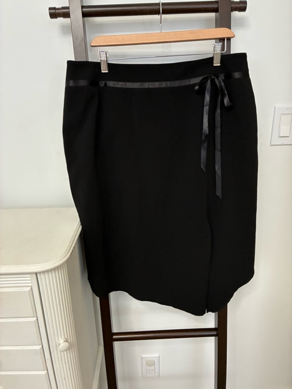 Pierre Cardin Black Skirt Satin Ribbon at waist asymmetrical hem & slit Sz 16 - Picture 1 of 10